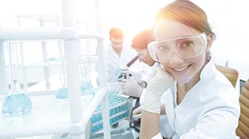 femme en train de mettre des lunettes de protection